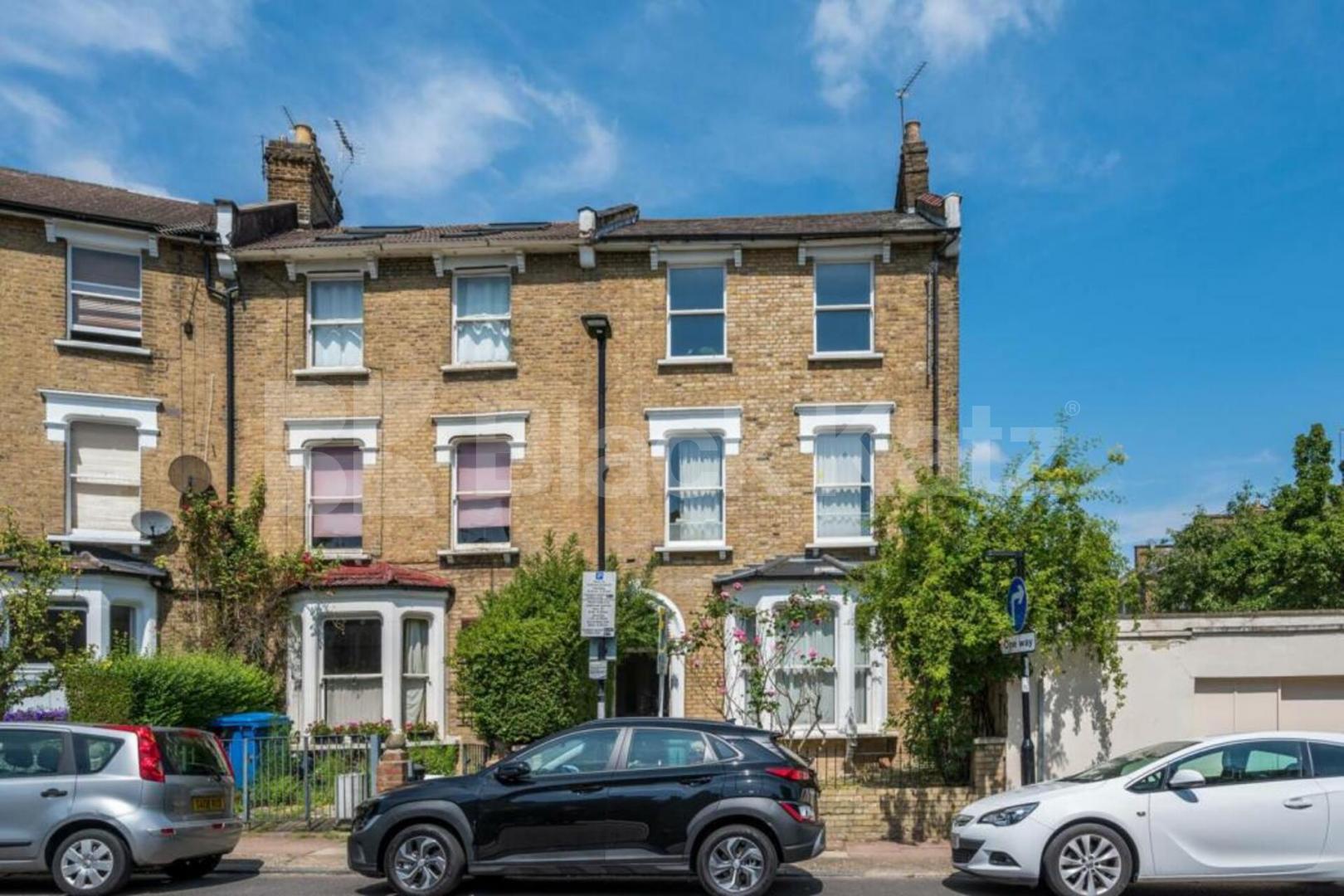 Split level 4 bedroom property split over 2 floors close to tube Cardozo Road, Islington