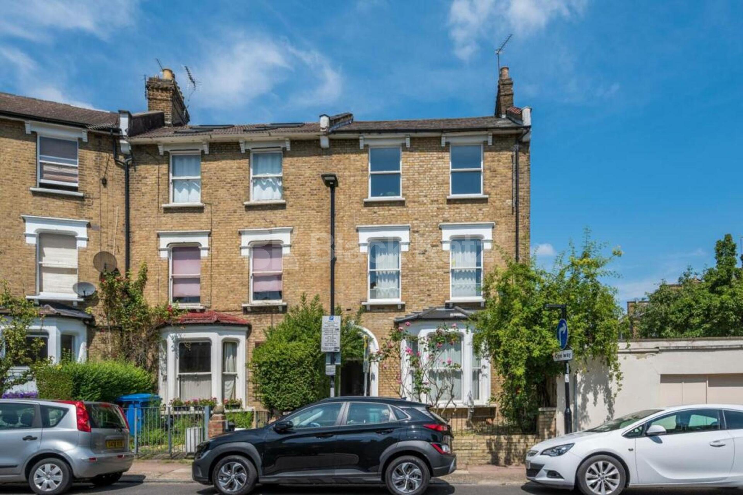 Split level 4 bedroom property split over 2 floors close to tube Cardozo Road, Islington n7
