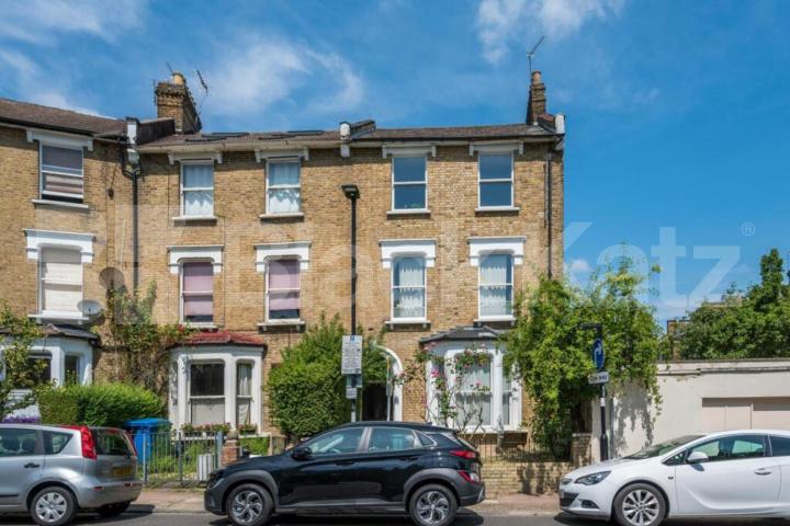 Split level 4 bedroom property split over 2 floors close to tube Cardozo Road, Islington
