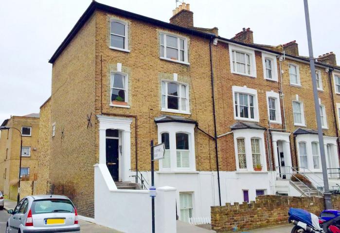 			2 Bedroom,  bath, 1 reception 			 Cathnor Road, Shepherds Bush