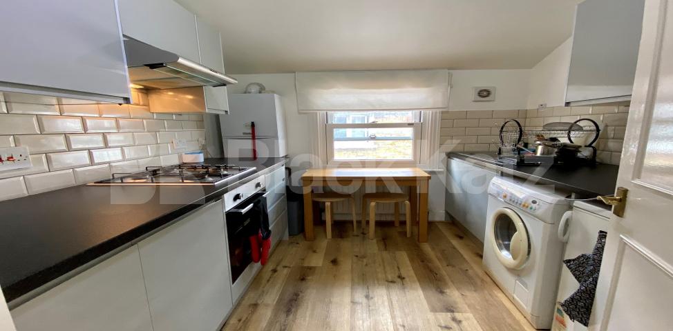 			LET , 2 Bedroom, 1 bath, 1 reception Apartment			 Cavendish Road , Clapham South 