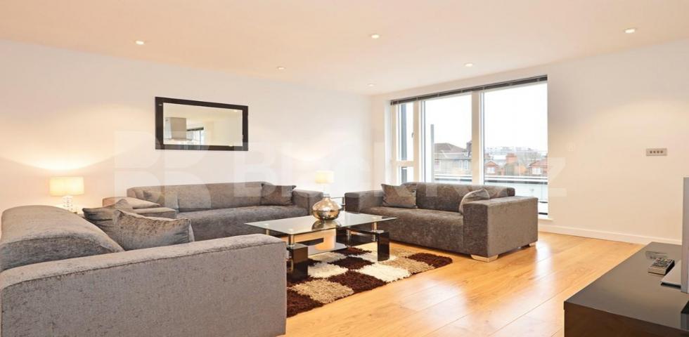 			A MUST SEE, 3 Bedroom, 1 bath, 1 reception Apartment			 Heneage Street E1, Aldgate / Liverpool street