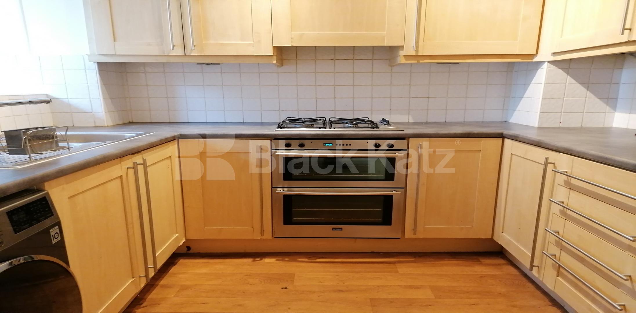 			LET , 3 Bedroom, 1 bath, 1 reception Ground Floor Flat			 Hercules Road, Waterloo