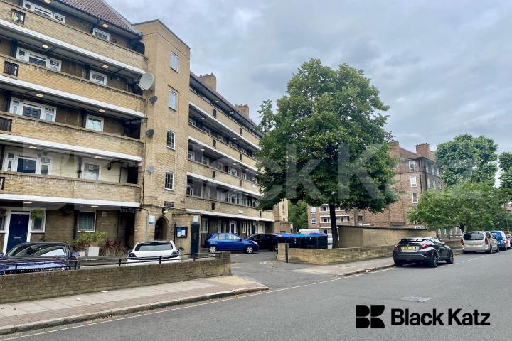 Conveniently located three bedroomed, first floor apartment Weston Street, Borough / London Bridge