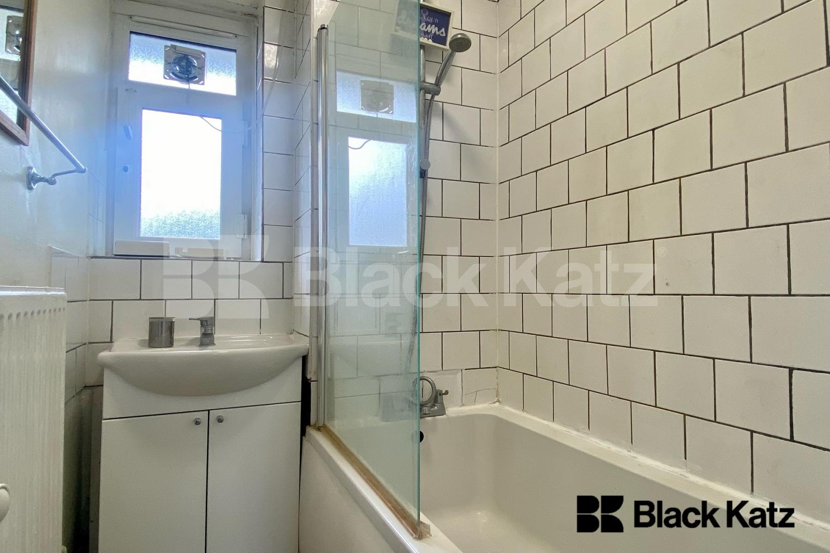 Conveniently located three bedroomed, first floor apartment Weston Street, Borough / London Bridge