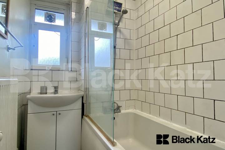 Conveniently located three bedroomed, first floor apartment Weston Street, Borough / London Bridge