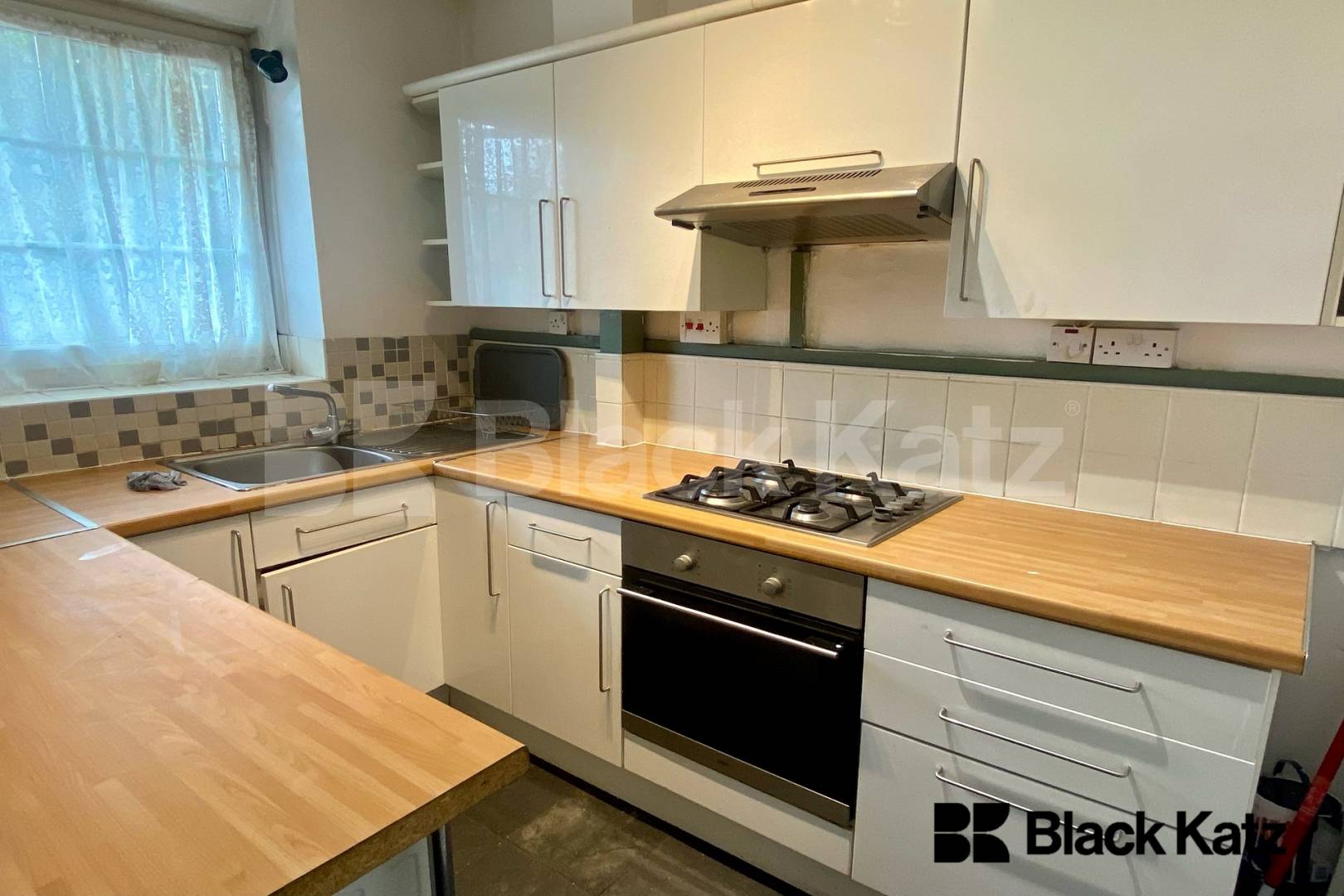 Conveniently located three bedroomed, first floor apartment Weston Street, Borough / London Bridge