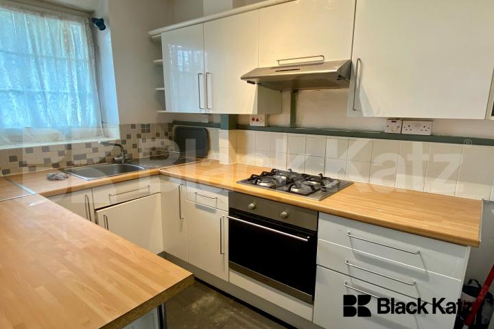 Conveniently located three bedroomed, first floor apartment Weston Street, Borough / London Bridge