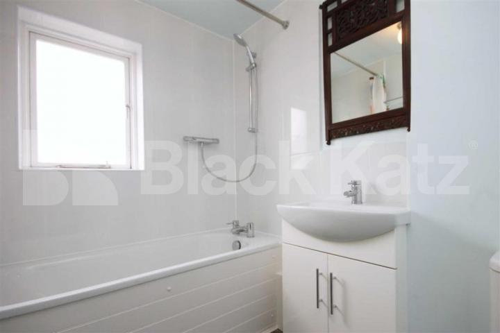 Spacious 3-Bedroom Flat in Vibrant East London Location – Chicksand Street, E1 Chicksand Street, Whitechapel