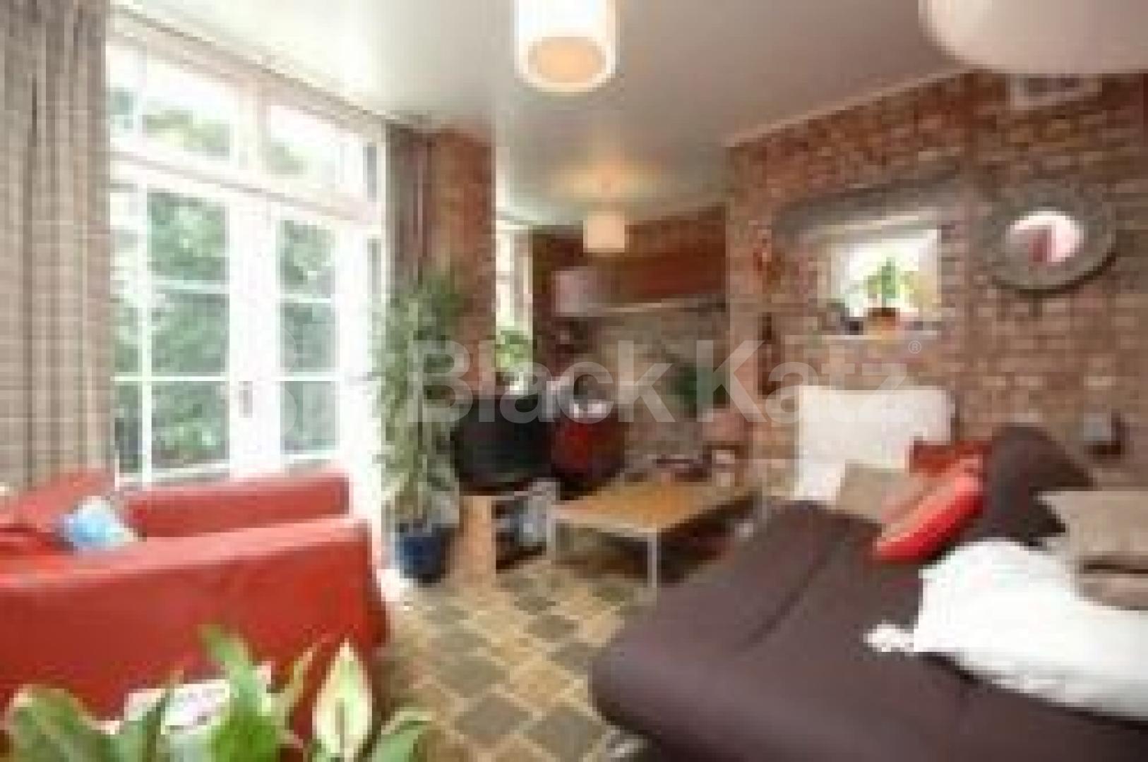			VIEWING HIGHLY RECOMMENDED!!!, 1 Bedroom, 1 bath, 1 reception Flat			 Holly Lodge Mansions,Oakeshott ave, HIGHGATE N6