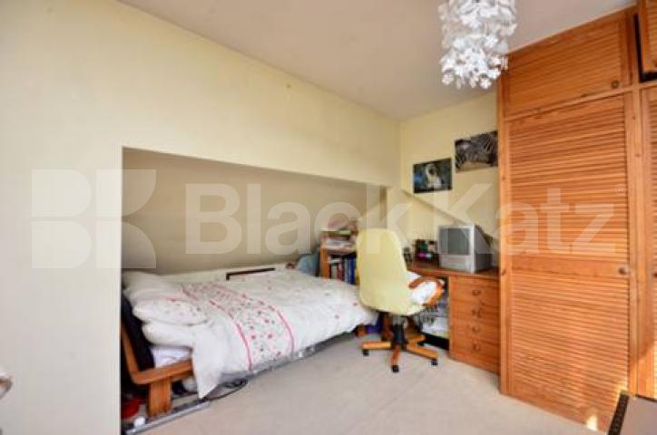 			UNDER OFFER , 3 Bedroom, 1 bath, 1 reception Apartment			 Merivale Road, Putney