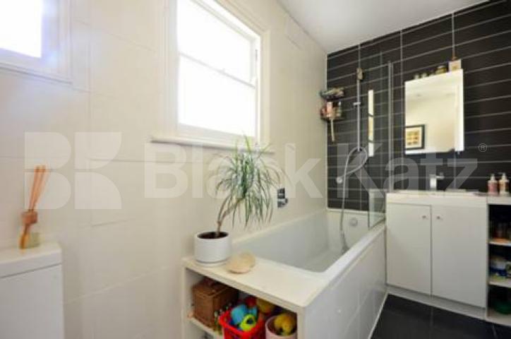 			UNDER OFFER , 3 Bedroom, 1 bath, 1 reception Apartment			 Merivale Road, Putney