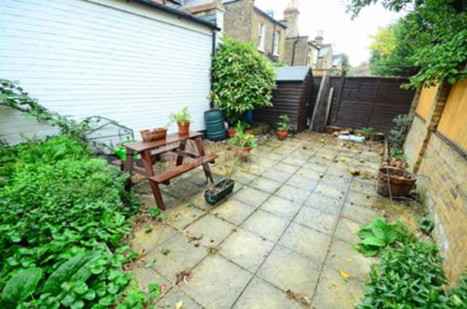 			UNDER OFFER , 3 Bedroom, 1 bath, 1 reception Apartment			 Merivale Road, Putney