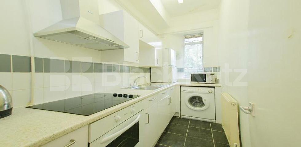 Spacious studio within a period house and access to garden  Oakley Square, Camden / Regents Park