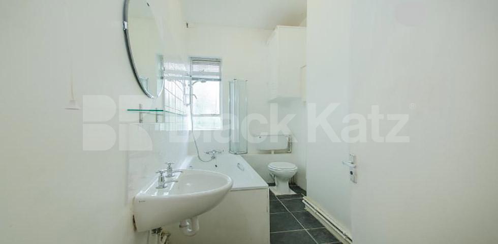 Spacious studio within a period house and access to garden  Oakley Square, Camden / Regents Park