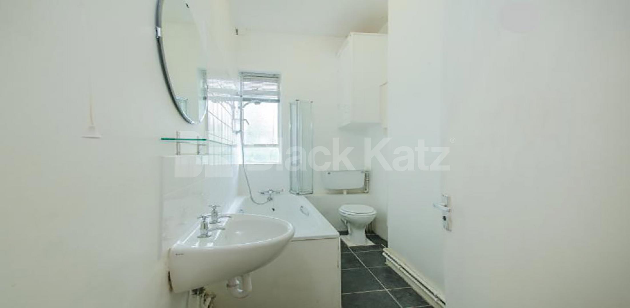 Wonderfully palatial Studio Apartment, Part Furnished Studio in Oakley