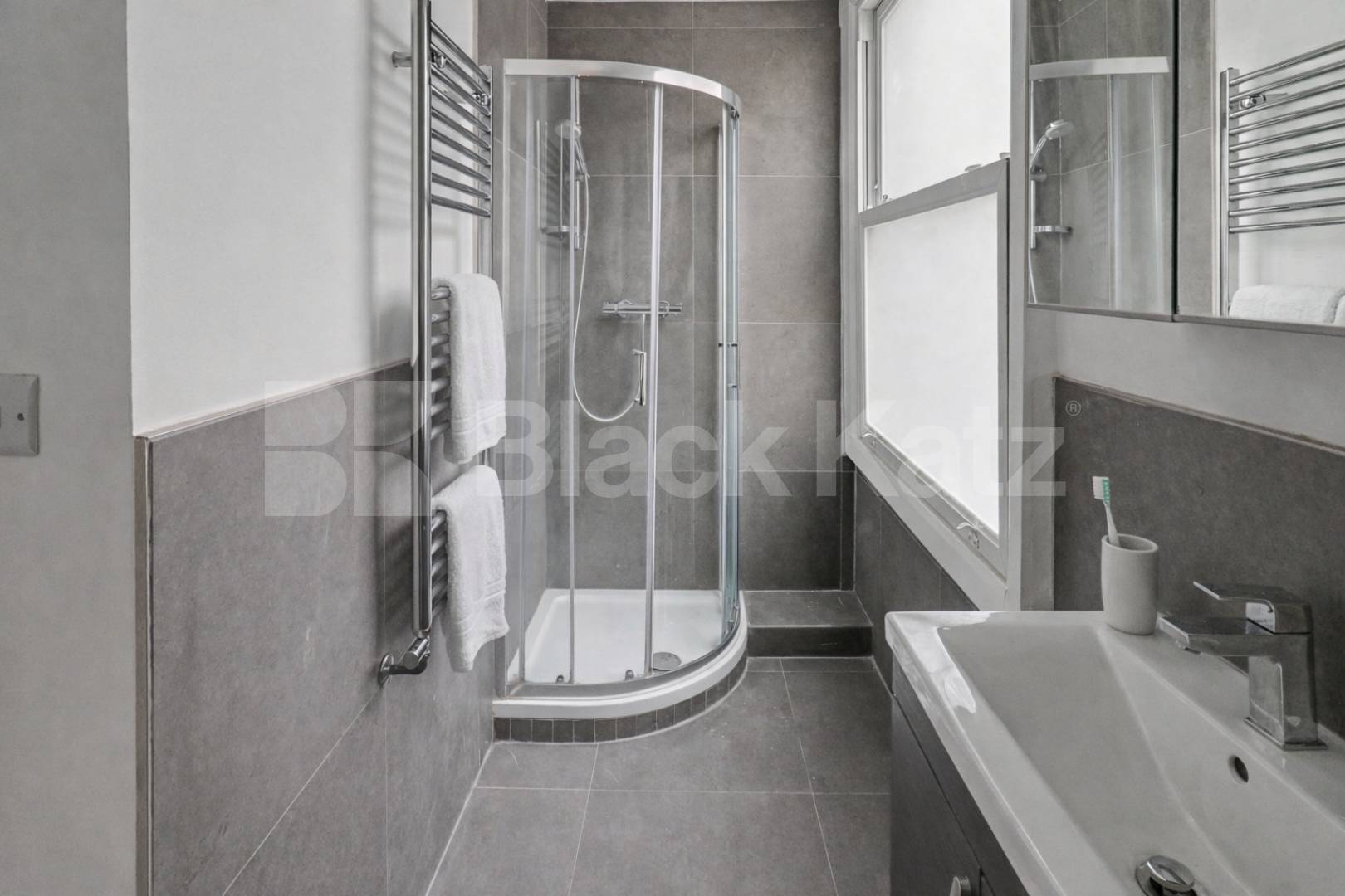 Spacious studio within walking distance to Camden Camden Road , Camden Borders 