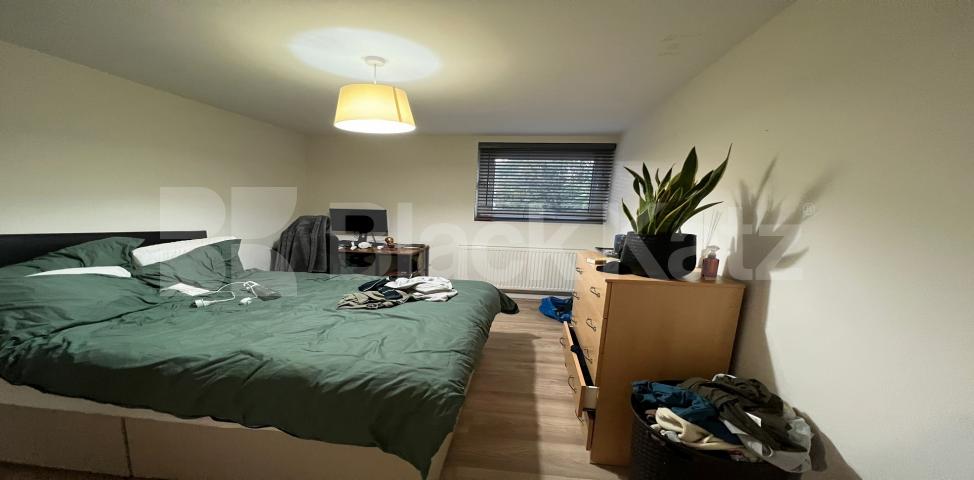 stylish and contemporary three bed flat with garden Coxson way , Tower Bridge