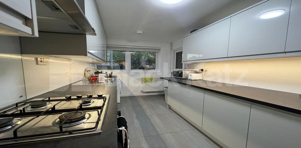 stylish and contemporary three bed flat with garden Coxson way , Tower Bridge