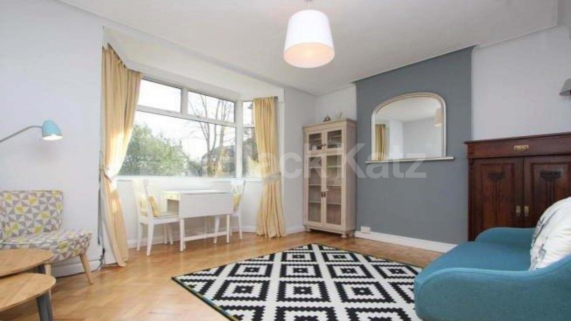 Thoughtfully appointed 2 Bedroom, Furnished Flat in Barrington Court