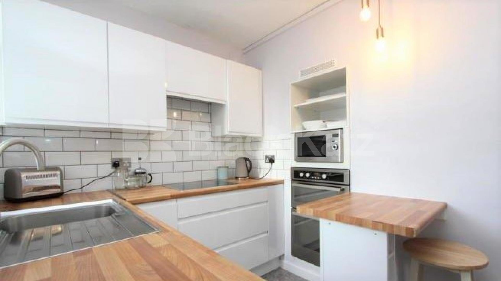 Thoughtfully appointed 2 Bedroom, Furnished Flat in Barrington Court