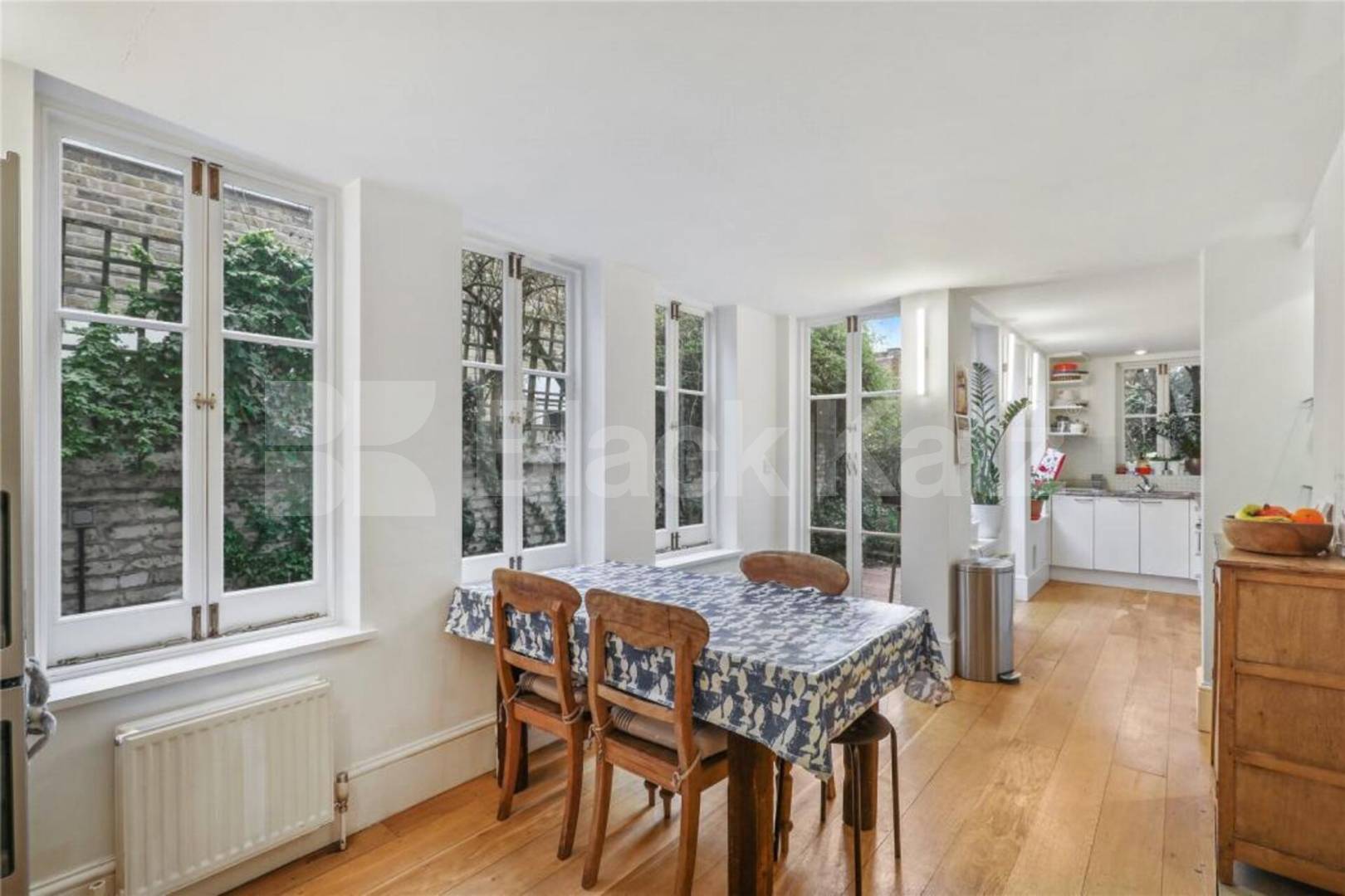 three-bedroom split-level home is located on the sought-after College Terrace College Terrace, Mile End / Bow 