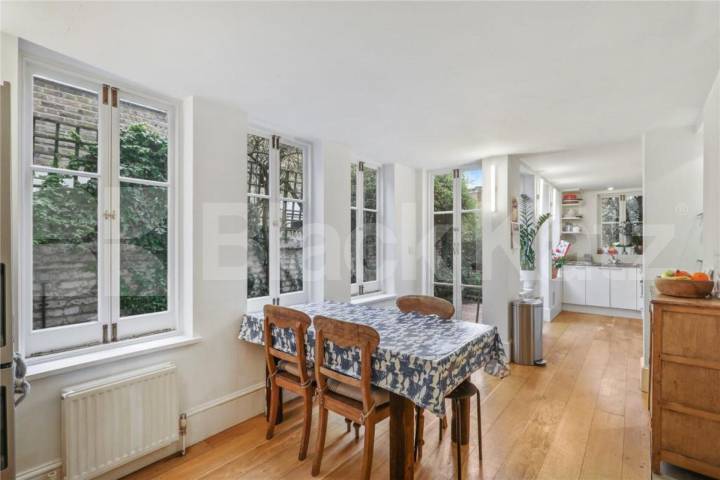 three-bedroom split-level home is located on the sought-after College Terrace College Terrace, Mile End / Bow 