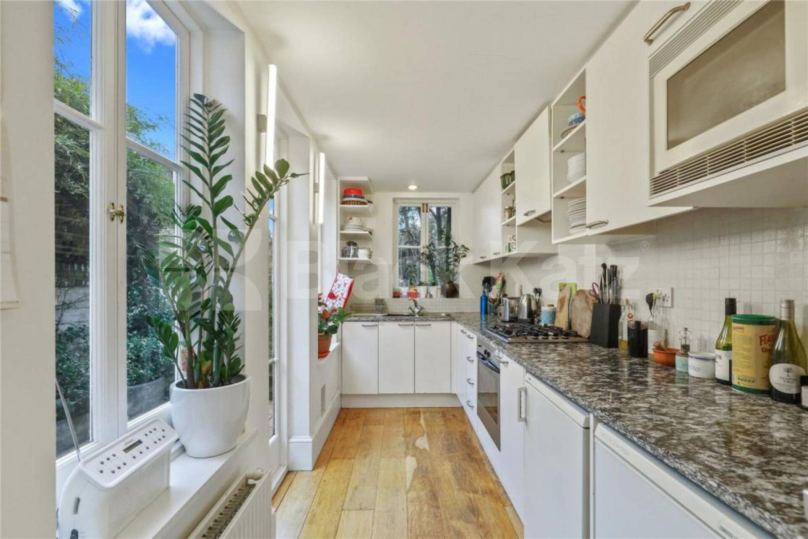 three-bedroom split-level home is located on the sought-after College Terrace College Terrace, Mile End / Bow 