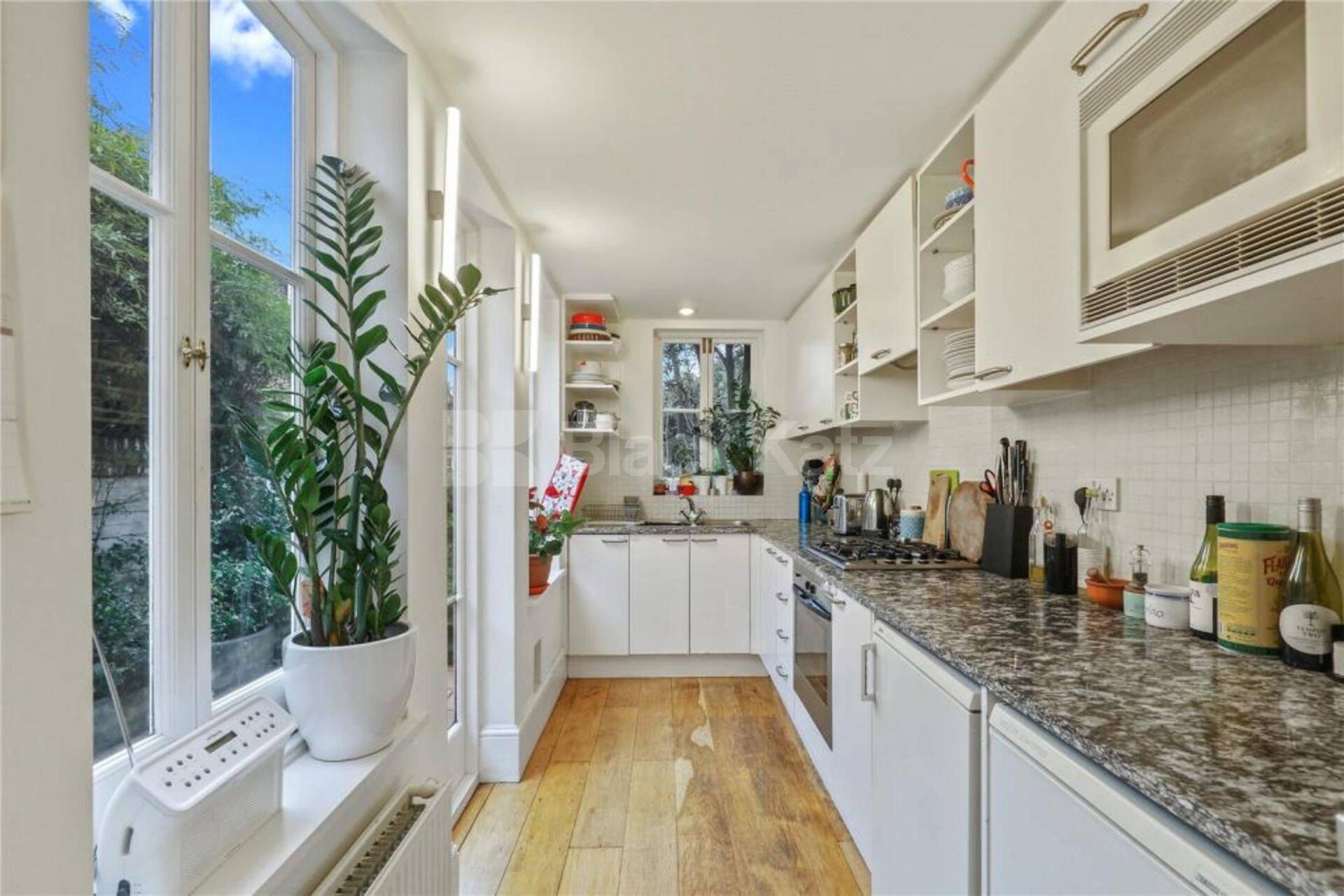 three-bedroom split-level home is located on the sought-after College Terrace College Terrace, Mile End / Bow  E3
