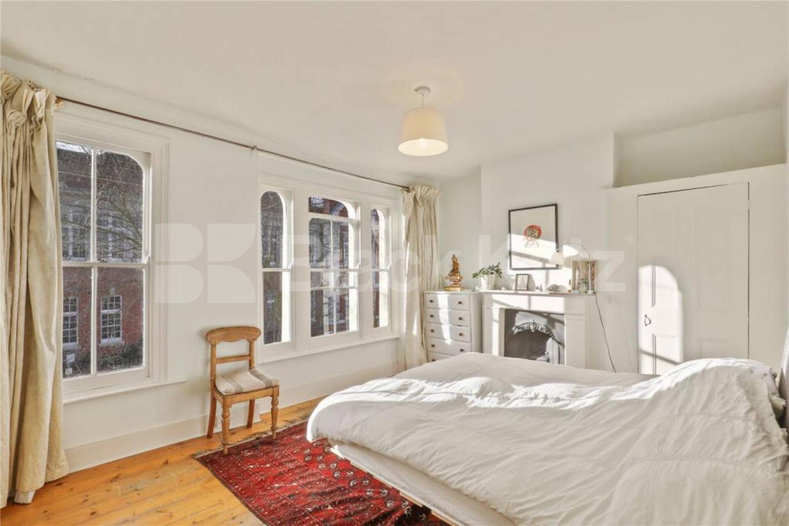 three-bedroom split-level home is located on the sought-after College Terrace College Terrace, Mile End / Bow 