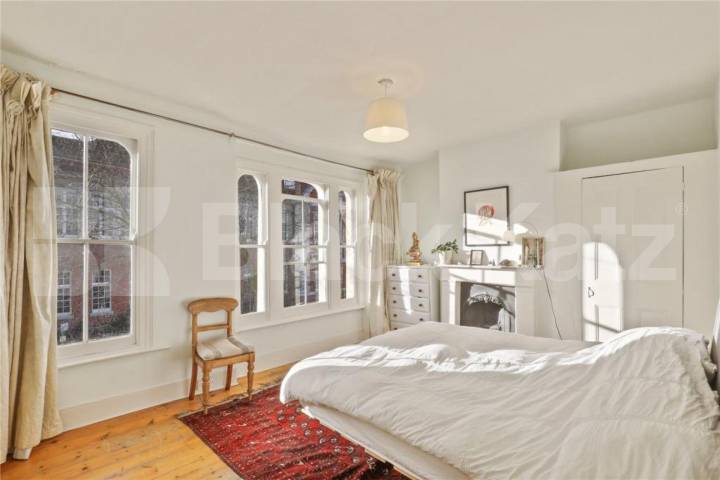 three-bedroom split-level home is located on the sought-after College Terrace College Terrace, Mile End / Bow 