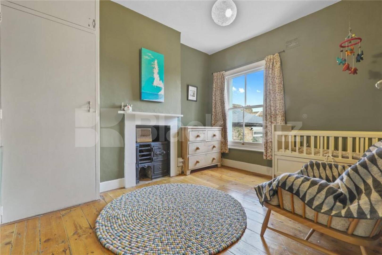 three-bedroom split-level home is located on the sought-after College Terrace College Terrace, Mile End / Bow 