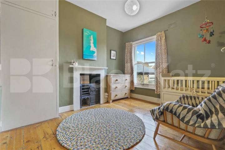 three-bedroom split-level home is located on the sought-after College Terrace College Terrace, Mile End / Bow 