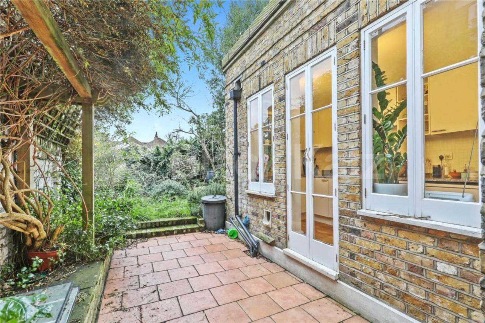 three-bedroom split-level home is located on the sought-after College Terrace College Terrace, Mile End / Bow 