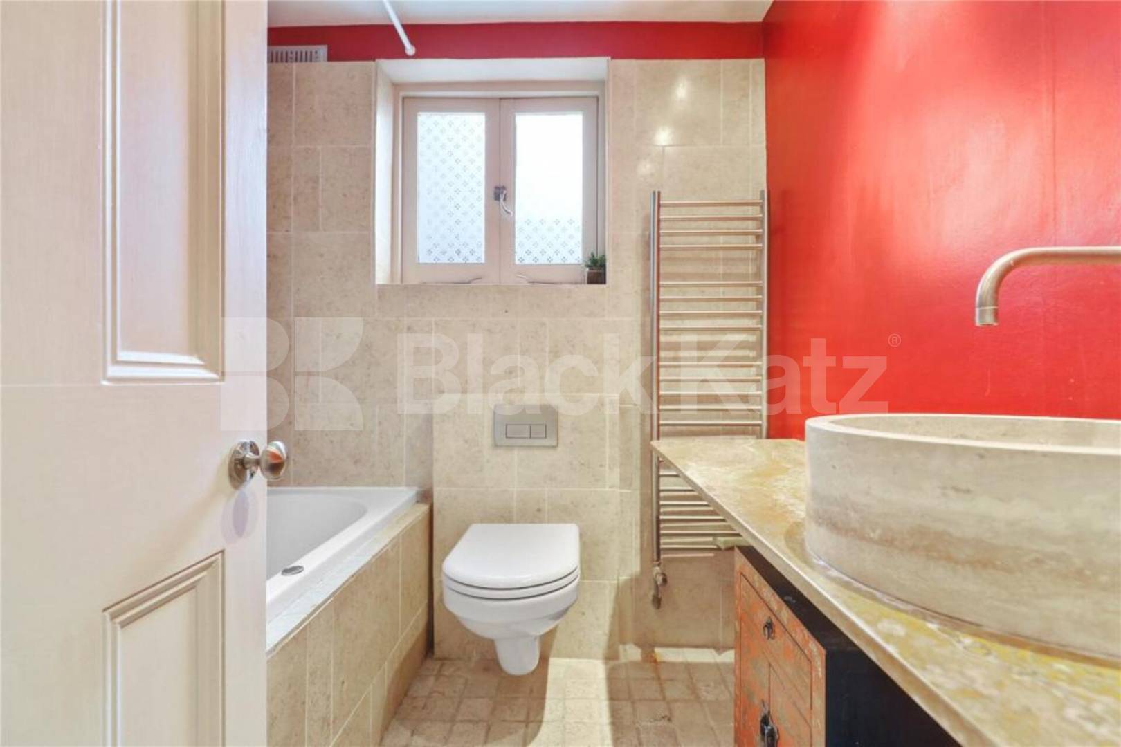 three-bedroom split-level home is located on the sought-after College Terrace College Terrace, Mile End / Bow 