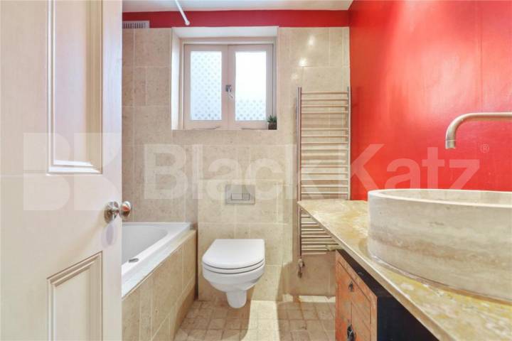 three-bedroom split-level home is located on the sought-after College Terrace College Terrace, Mile End / Bow 