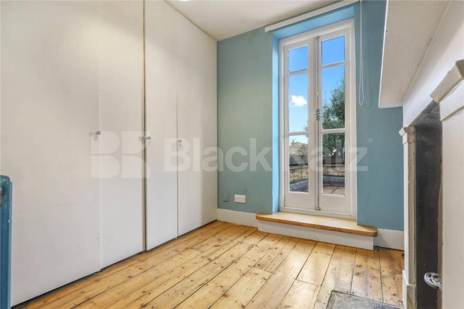 three-bedroom split-level home is located on the sought-after College Terrace College Terrace, Mile End / Bow 