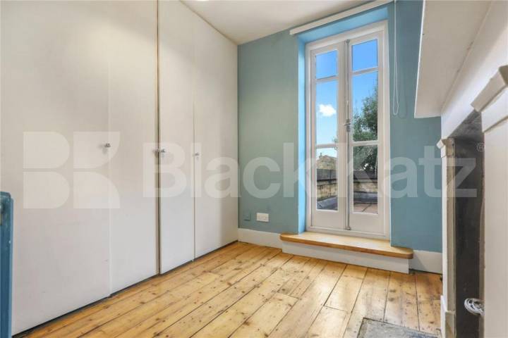 three-bedroom split-level home is located on the sought-after College Terrace College Terrace, Mile End / Bow 