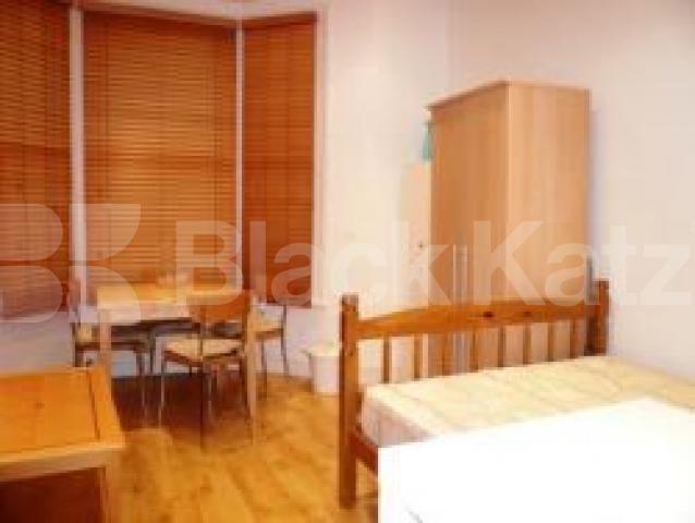 			VIEWINGS ARE HIGHLY RECOMMENDED!, Studio Apartment, 1 bath, 1 reception Flat			 Constantine Road, BELSIZE PARK