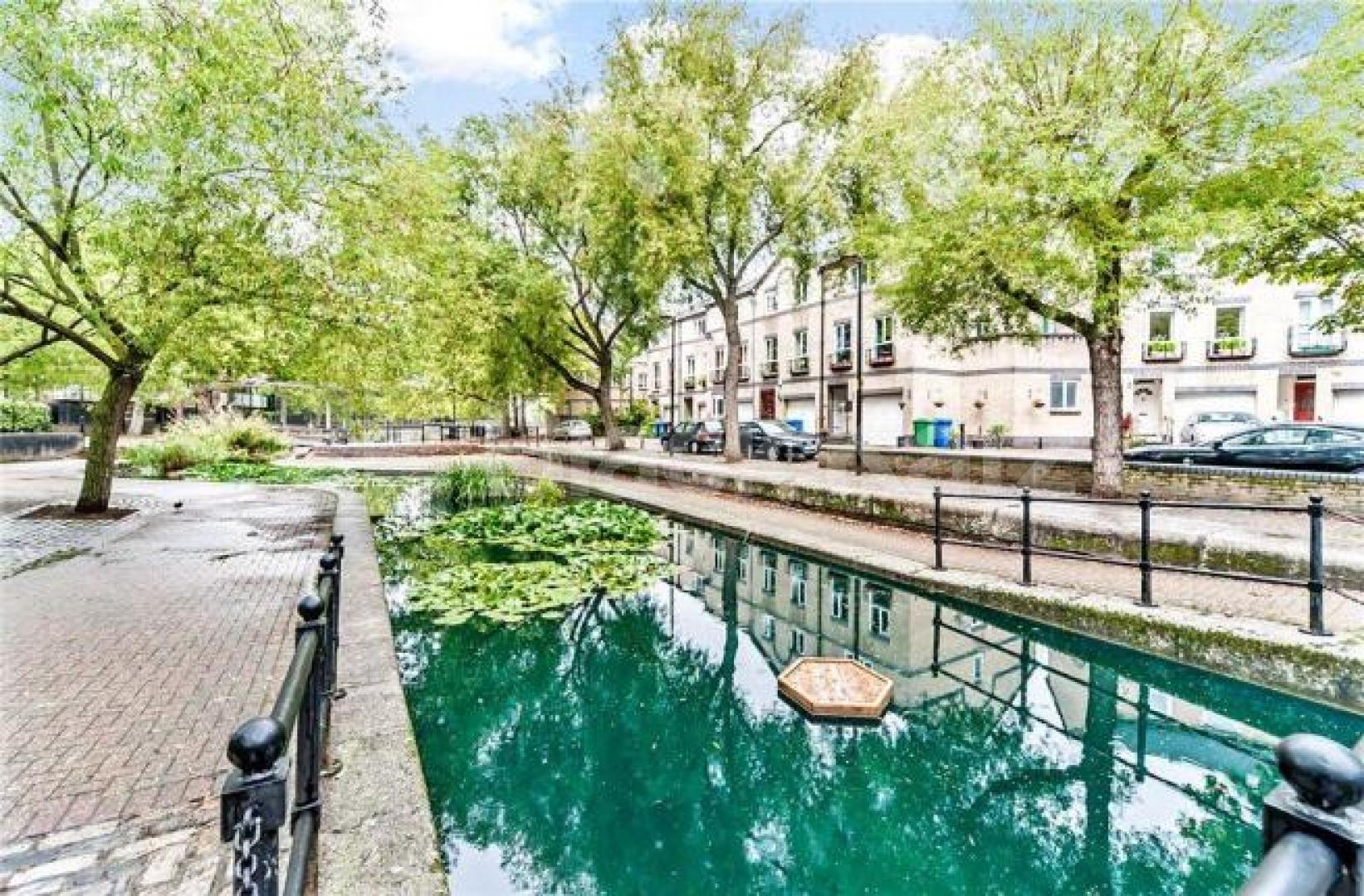 			3 Bedroom, 1 bath, 1 reception Mews House			 Cookham Cresent, Surrey Quays/Canada Water