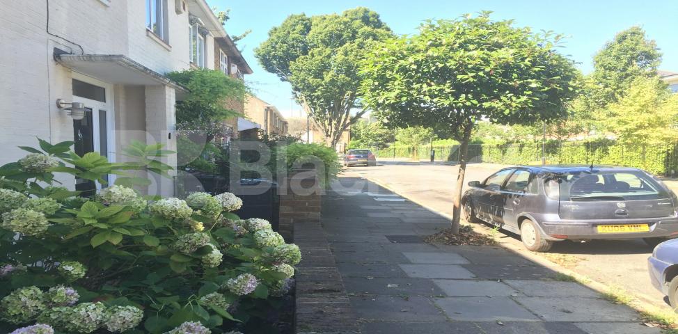 			LET, 3 Bedroom, 1 bath, 1 reception House			 Crimsworth Road, Vauxhall