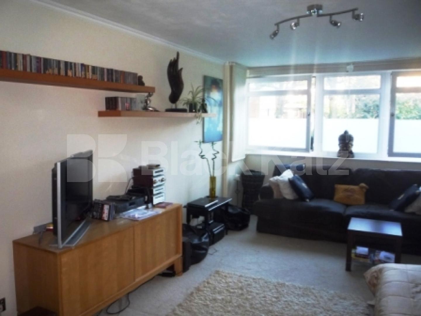 			LET, Studio Apartment, 1 bath, 1 reception Studio			 Crouch End Hill, CROUCH END