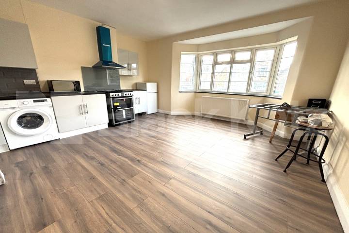 Newly refurbished apartment inclusive of gas, electric & water   Caton Mansions , Streatham Hill