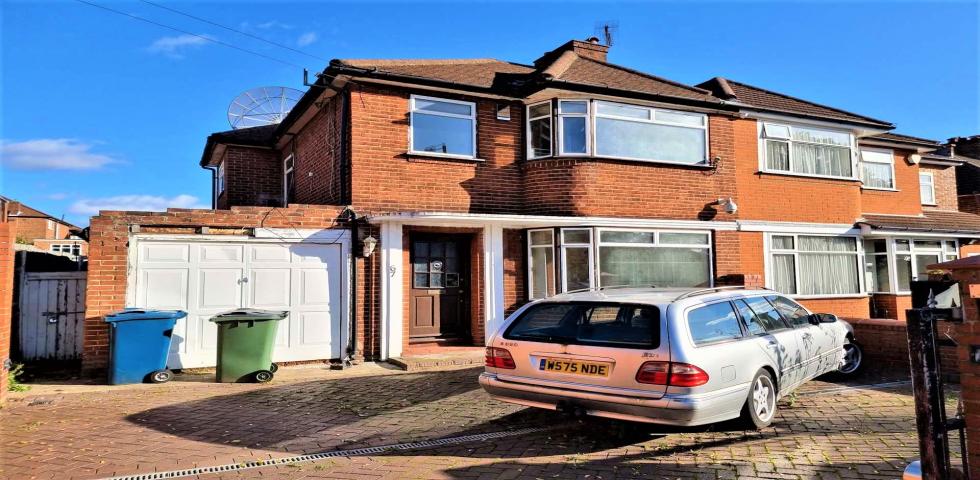 			4 Bedroom, 2 bath, 2 reception Semi-Detached House			 St Andrews Drive, Stanmore