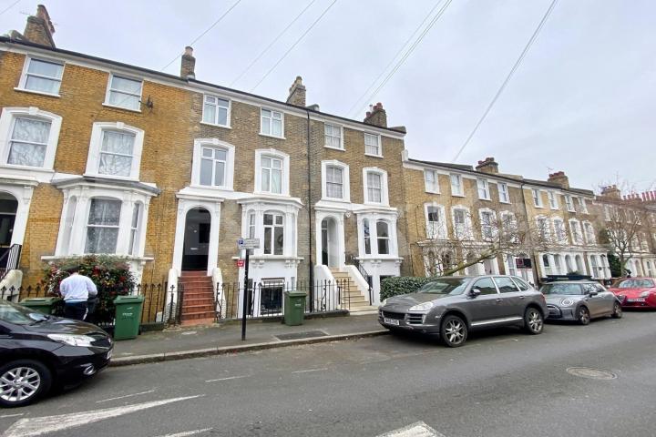 Recently redecorated & boasting size, quality & location  Dalyell Road , Clapham North / Stockwell / Brixton