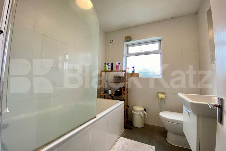 Recently redecorated & boasting size, quality & location  Dalyell Road , Clapham North / Stockwell / Brixton
