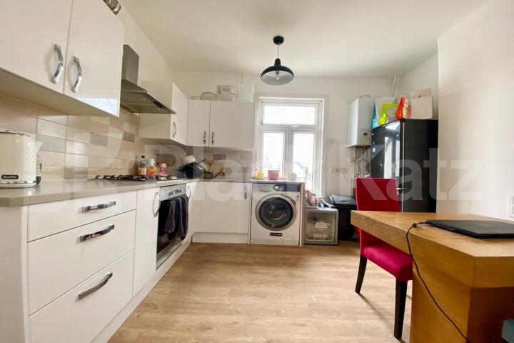 Recently redecorated & boasting size, quality & location  Dalyell Road , Clapham North / Stockwell / Brixton