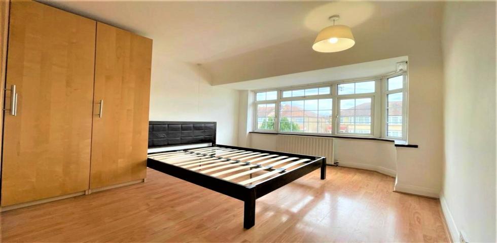 			5 Bedroom, 3 bath, 1 reception Semi-Detached House			 Bleasdale Avenue, Perivale