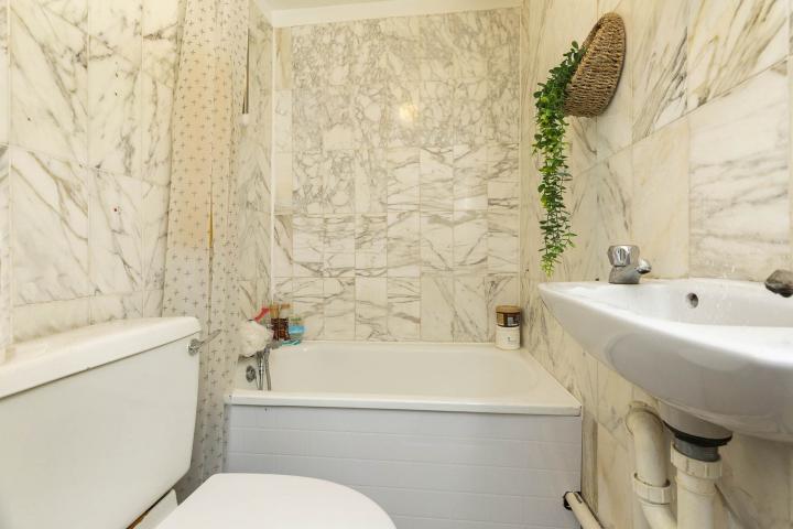 			3 Bedroom, 3 bath, 1 reception Flat			 Parade Mansions, Watford Way, Hendon