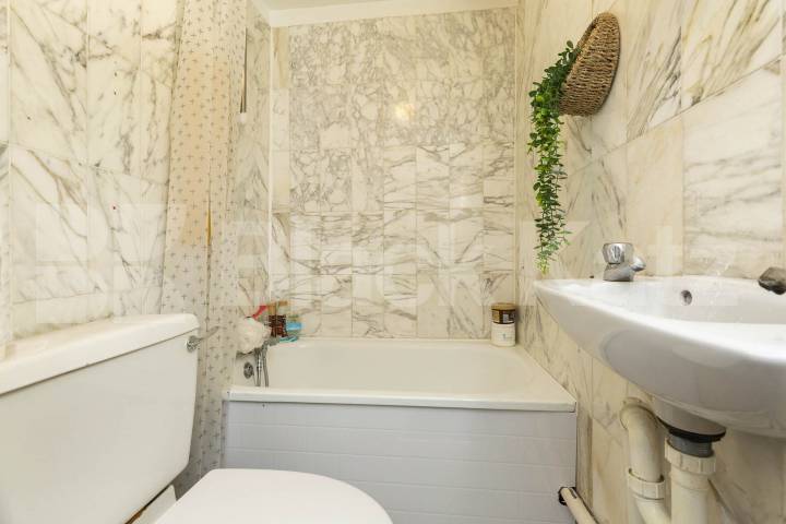 Available from September A stunning and modern three bedroom apartment Vivian Avenue, Parade Mansions Vivian Avenue, NW4,  Parade Mansions Vivian Avenue